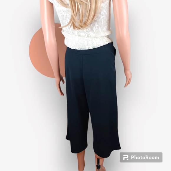 Full Circle Trends, below the knee pants - Picture 3 of 8